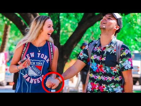 CLEVER WAY TO HOLD ANY GIRL'S HAND 3! CLEVER WAY TO HOLD ANY GIRL'S HAND 3!