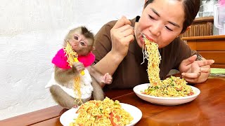 Baby monkey Tina enjoyed delicious fried noodles for the first time with her mother.