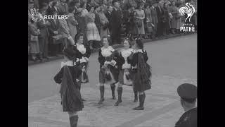 UK: LONDON: Girl pipers at St Paul's (1955)