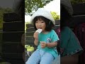 〔 ちびポヨ 1歳10ヶ月 〕池を見ながらおやつを食べる ちびポヨ