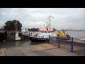 meßschiff friesland fährt von binnen in die große seeschleuse emden ein