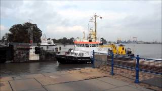 Meßschiff Friesland fährt von binnen in die Große Seeschleuse Emden ein