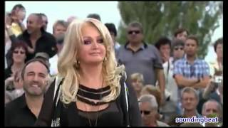 Bonnie Tyler in unlovely situation on the stage