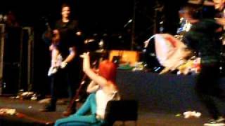 Taylor and Jeremy of Paramore Freak Perform