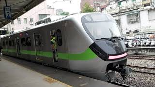 8771次樹林發車經由西部幹線開往后里的EMU900型銀綠色新微笑號十輛一編組EMU901車王區間車，試車小組上車區間車關閉車門