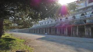 Consonno, la città fantasma - un ecomostro all'italiana.