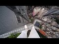 Безумный паркур на высоте небоскреба crazy parkour at the height of a skyscraper