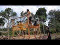 proses pasang tiang dan rangka atas saung iwan ujs hidup di hutan eps320