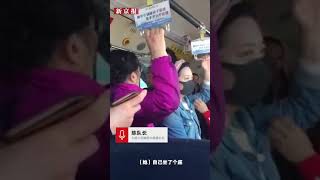 大连大妈公交占座与乘客起争执“舌战群客”-新京报·我们视频