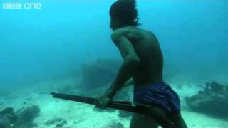 Underwater Hunter Goes Deep Sea Fishing Without Air!