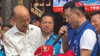 韓國瑜拜廟 立委跟風送「神帽」