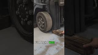 the easiest  way to remove drive tires #forkliftrepair #forklifts