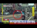 【tvbs】驚險！幼童過馬路又跑又跌　轎車呼嘯過