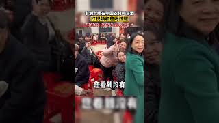 非洲女婿在中国农村喝喜酒，视频连线和爸妈大喊“好多外国人啊！别墅好漂亮啊！”