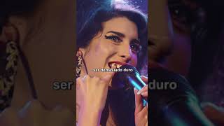 Se le CAE el DIENTE a Amy Winehouse mientras CANTABA en VIVO y así REACCIONÓ| #shorts