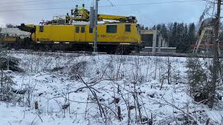 Sähköistetyn Hanko-Hyvinkää radan korjaustyö ensimmäisenä testipäivänä 2.1.2025 Nummelassa.