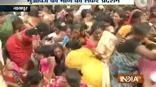 Farmers Protest Outside CM Devendra Fadnavis Residence in Nagpur - India TV