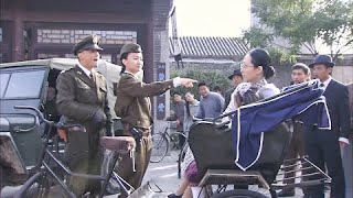 国军兵痞欺負小女孩，不料她媽媽是頂頭上司，这下有好戏看了！