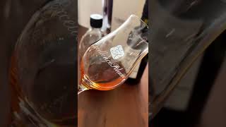 On vous parle du rhum Velier Cambridge 2005, un jamaïcain de 18 ans