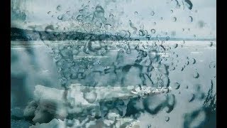 Abkühlung im Sommer mit Eis und Wasser