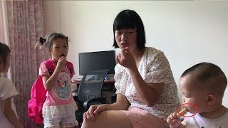 小寶第一次吃磨牙棒嚼的真好，三歲侄女被饞的流口水，忍不住試吃【鄉野小希】