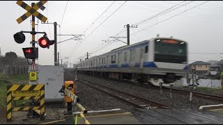 緩いカントがある竜ヶ崎街道踏切を通過する上野東京ライン常磐線下り特別快速E531系