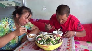 The rural wife is making a new hot pot, and the couple are sweating and eating too much.