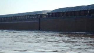 remolcador con pontones en el rio parana