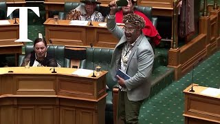 New Zealand MP performs haka and makes oath to King Charles