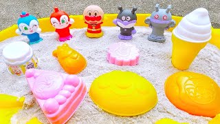 アンパンマンたちと砂場で遊ぼう！水をかけて中に隠れた人形を探せるかな？