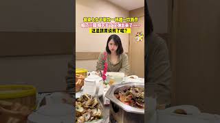 餐桌上女子陪客户喝酒豪饮，一杯一饮而尽，咽了三回咽下去了，又弹出来了，这是跟胃在谈判呢？