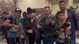 Larry Hernandez cantante mexicano se graba con El Necho líder de los Tlacos líder criminal