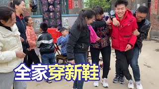 农哥和聪聪PK惨败，一楠仗义助阵扭转乾坤，农家小院瞬间沸腾起来【農村傻大妮兒】