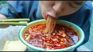 【Shyo video】The guy is secretly making hot and sour powder, one person eats a bowl, really fragrant