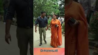 காவி Saree-ல  வந்த குஷ்பு