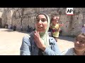 muslims clash with israeli police at jerusalem holy site