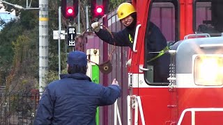 衣浦臨海鉄道の貨物列車　東成岩駅でのタブレット授受と機関車入換え　Freight train on Kinuura Rinkai Railway, Higashi-Narawa　(2025.1)