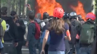 地味に継続するフランスのイエローベスト運動で車に着火　フランス/パリ　2020年9月12日（現地）