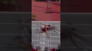 Athlete throws himself like superman and manages to win the 400 mt race