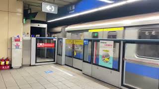 台北捷運321型電聯車往南港展覽館離開BL07板橋站（小洛陽拍攝）