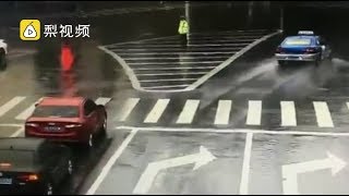 交警雨中执勤，暖心司机抛出一把伞