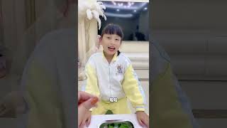 驚呆了，一片樹葉竟然做出了我買不起的樣子！ #funny#萌娃#搞笑#cute