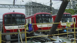 京急線99S快速高砂行き1000形613と99S急行羽田空港行き1000形313！29Dエアポート急行羽田空港行き1500形1712と13普通浦賀行き1500形1561が金沢文庫第2踏切を走行！