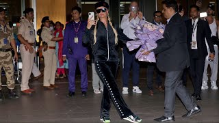 'I love you guys': Paris Hilton pops outside her car in Mumbai