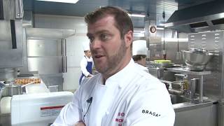 Le "cuisinier-pêcheur" Coutanceau savoure sa troisième étoile au Michelin | AFP News