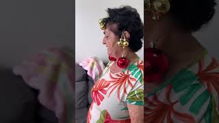 Ninguém ajudou dona clementina enfeitar a casa de natal dela