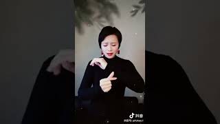 亮姐是一位专业的手语舞表演者，她的手语舞非常有灵性，配上不同的歌曲，别有一番滋味在心头！