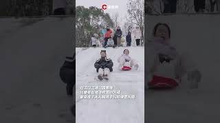 冰雪天氣後，武漢江灘成“滑雪場” #瀟湘晨報 #新聞 #中國社會新聞