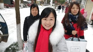 带妈妈和闺蜜上街购物，秋子发现了啥好玩的？这个雪人太逗了 【乡野丫头】