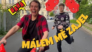 Když tě málem srazí na kole / lyric video